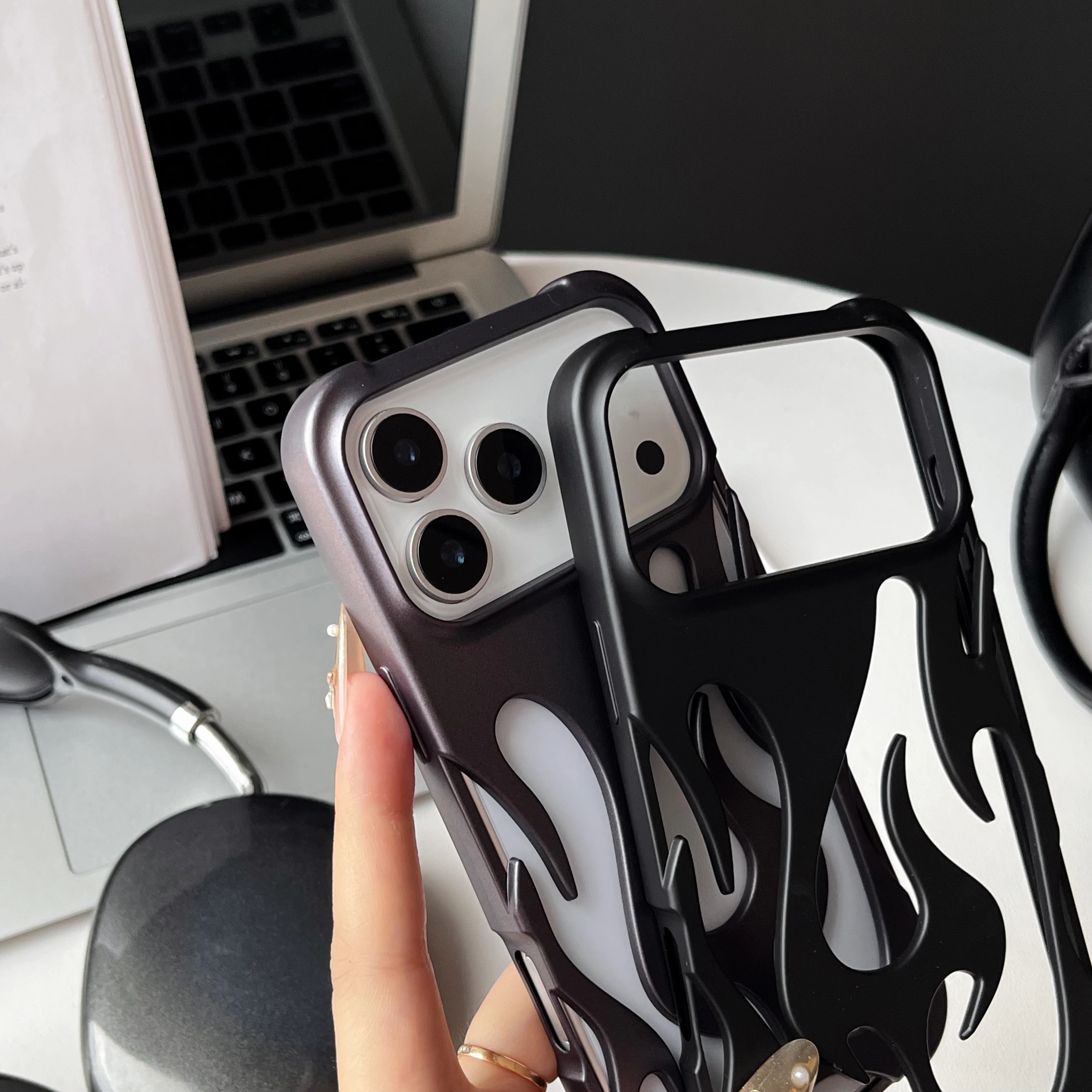Luxuriöse 3D-Flammenmuster Hohle Schlanke Handyhülle für iPhone 18 17 16 15 14 13 12 11 Pro Max Air Stoßfeste Schutzhülle – Detail 25