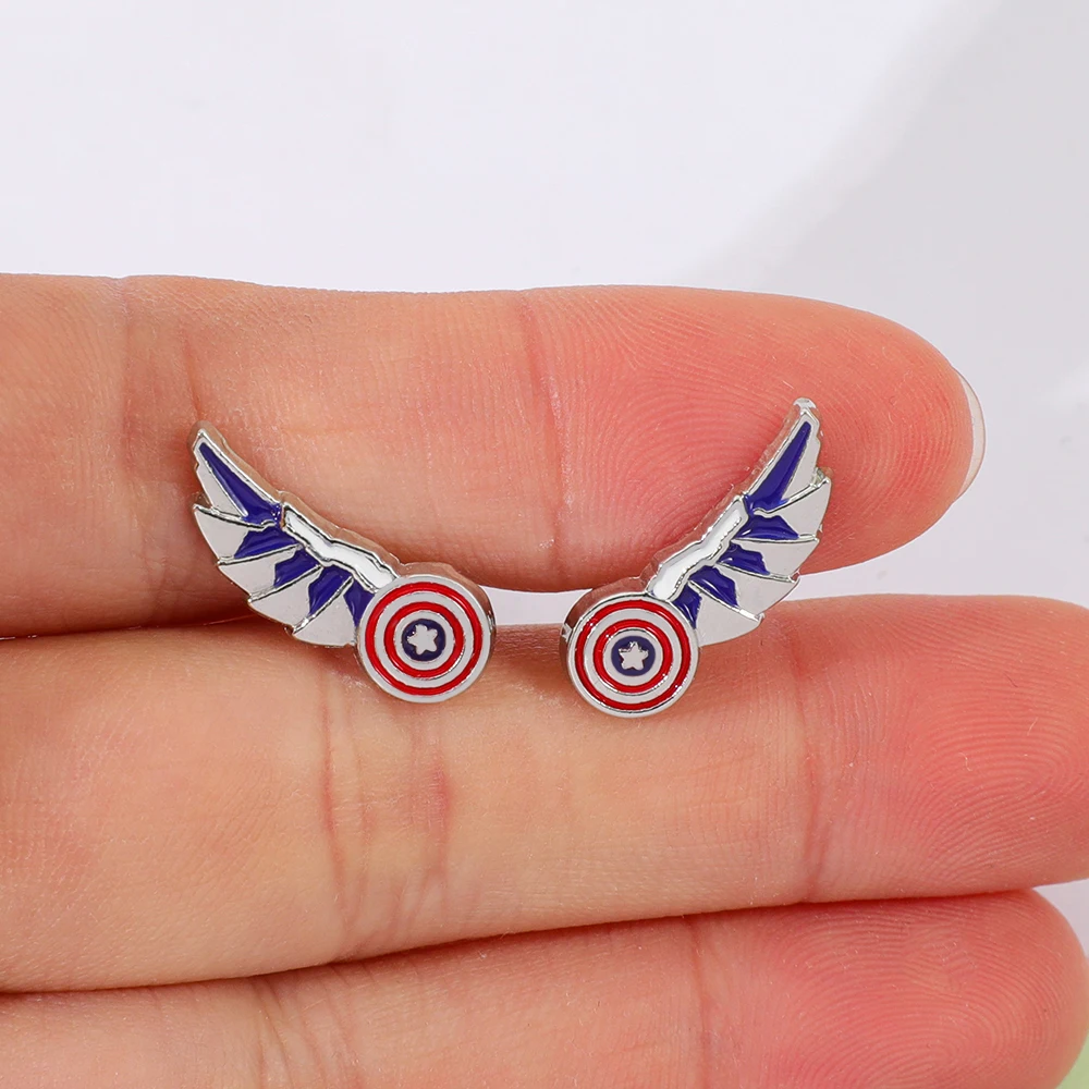 Captain America Shield Wing Design Ohrstecker aus Metall und Emaille, trendige, coole Superhelden-Ohrringe, Schmuck, Accessoires, Geschenke – Detail 5