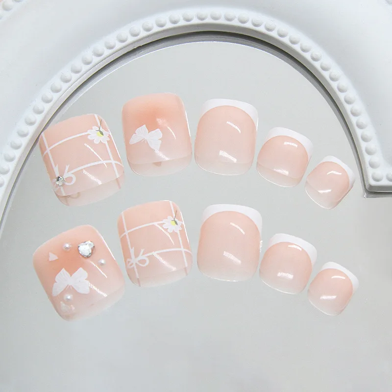 24 Stück Zehennägel zum Aufdrücken – verträumtes weißes Design mit Schmetterlingen, Blumen, Herzen, Strasssteinen und Perlen