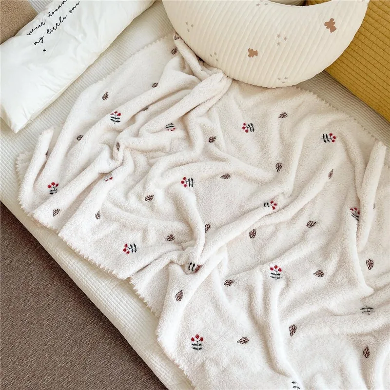 Napping Embroidered Pattern Thickening Velvet Blanket Winter Baby Blanket Autumn Kindergarten Soft Quilt Newborn Hugging Blanket