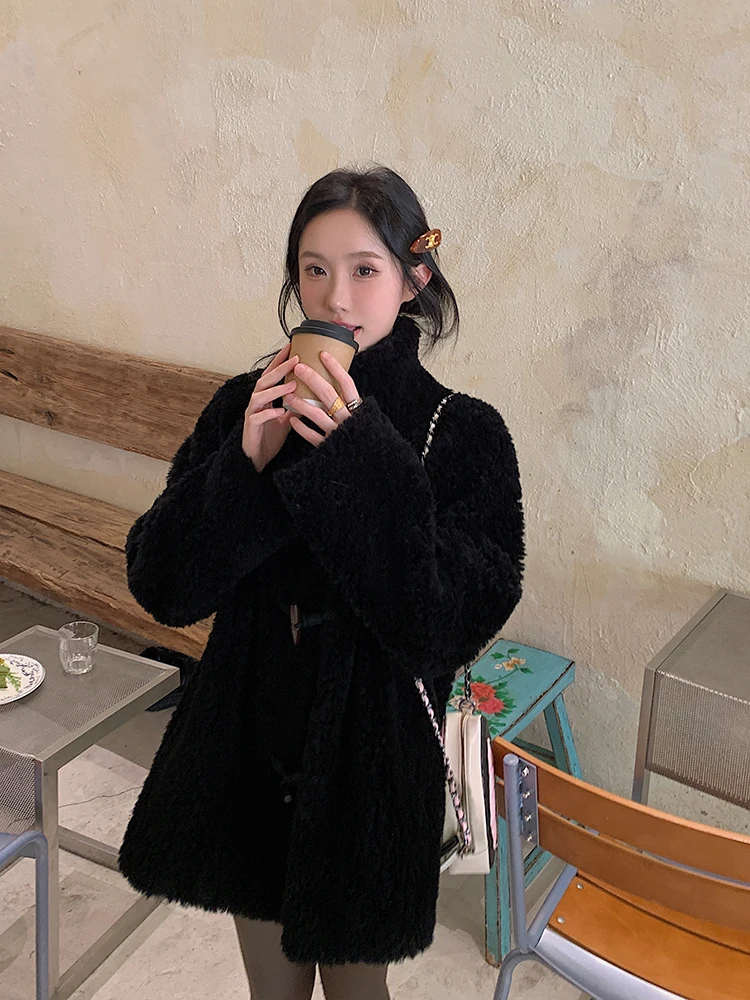 Jaqueta Feminina de Couro com Gola Alta e Botões, com Detalhes em Pele de Cordeiro e Veludo, Nova Coleção de Inverno, Confortável e Quente