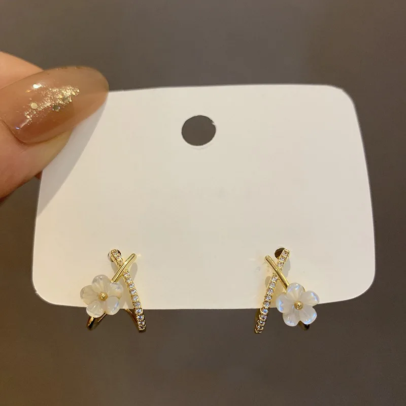 New Acrylic White Flower Stud Earrings for Women Trendy X Shape Earrings Rhinestones Twist Metal Party Sweet Jewelry Girls Gift