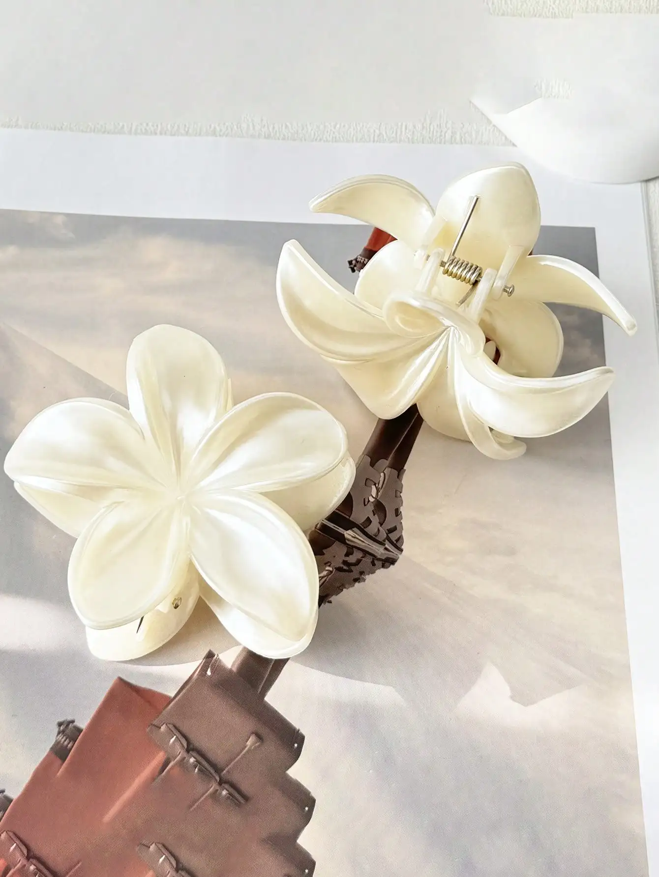 2Pcs white light sensitive flower clip, shark clip at the back of the head, beach vacation style, simple hair accessory