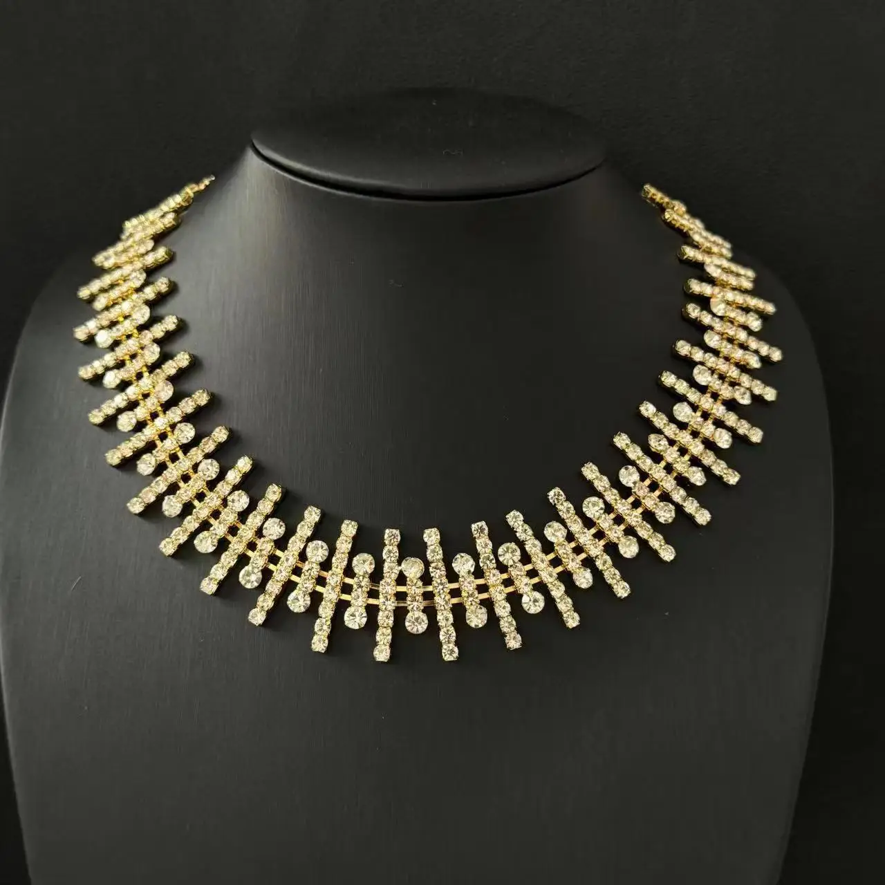 European and American fashion light luxury full diamond short necklace women's hip-hop flash diamond claw chain thorn necklace a