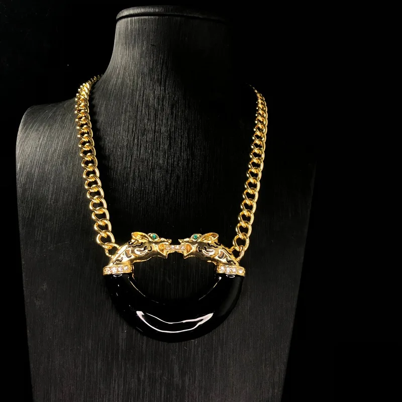 

Women Retro Luxury Leopard Pendant Necklace Black Enamel Glaze Inlaid Crystal Zircon Delicate Fashion Party Jewelry Accessories