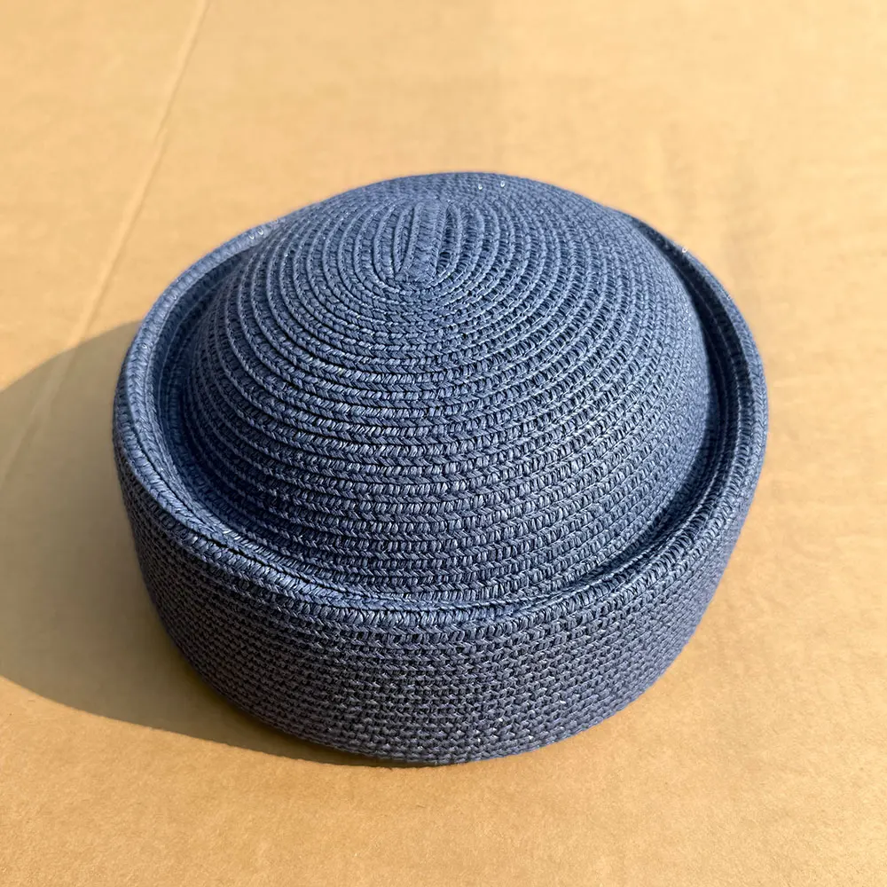 Neuer handgefertigter Stroh-Pillbox-Hut für Damen – Sonnenhut mit rundem, konkavem Oberteil, farbenfroher Baskenmütze für Kirche, Derby, Party und Strand – Detail 13
