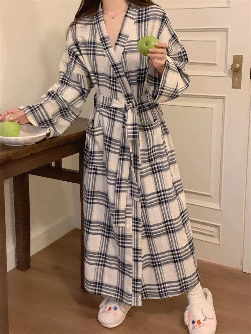 Neu eingetroffen: Damen-Nachthemd: Minimalistischer Bademantel für Frühling/Herbst – Langer, lockerer Kimono im Instagram-inspirierten Homewear-Stil – Detail 4