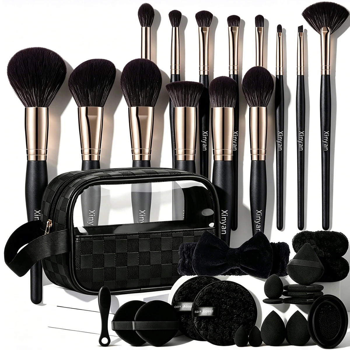 Xinyan Kit de 14 brochas de maquillaje con mango negro mate y dorado, kit todo en uno, esponjas de maquillaje surtidas, borlas de terciopelo para polvos, diadema con lazo, mini peine, tazón de limpieza de silicona, bolsa de cosméticos transparente con diseño de tablero de ajedrez