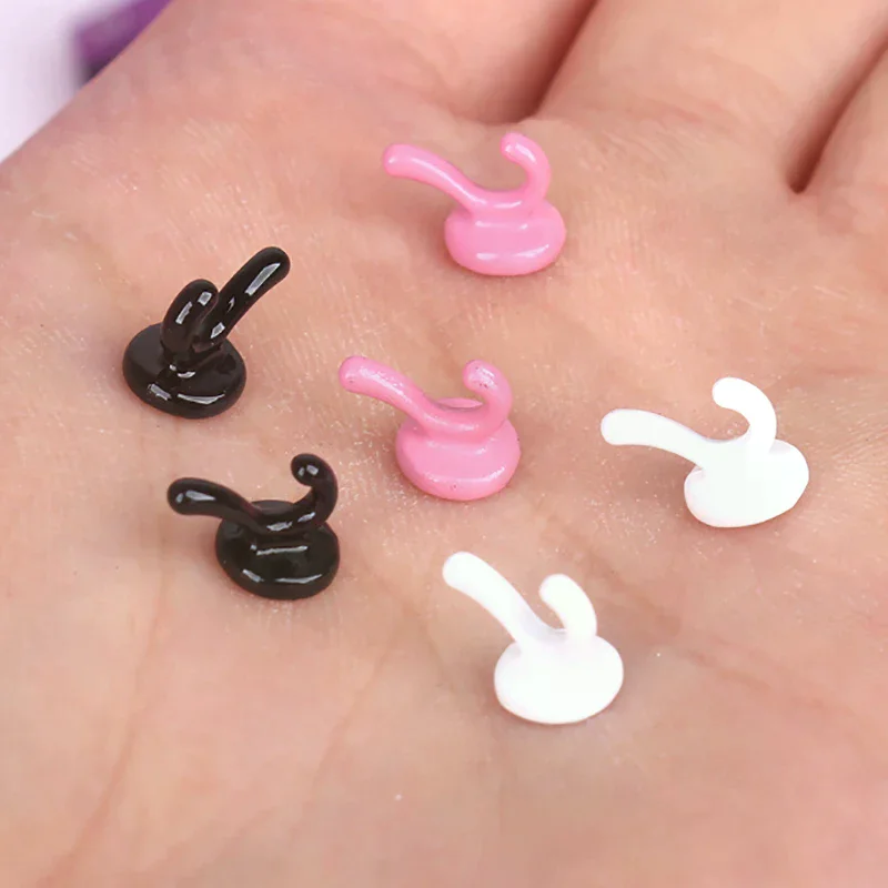 ตะขอแขวนผนังจำลองสำหรับบ้านตุ๊กตา 3 ชิ้น พร้อมเสื้อผ้าและหมวกสำหรับบ้านตุ๊กตา