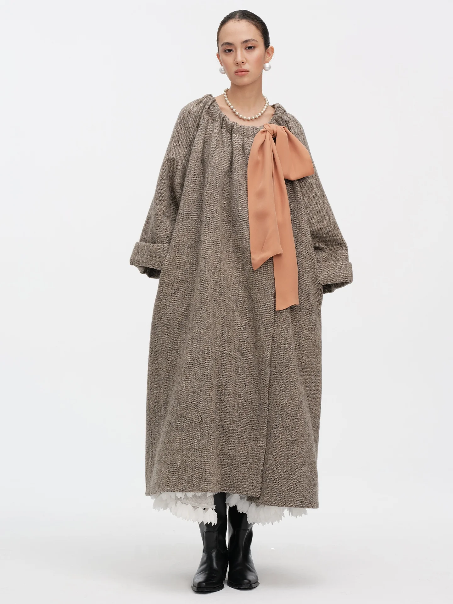 

Женское шерстяное пальто Lingli из осенне-зимней коллекции, цвет светло-карамельный, винтажный стиль, с воротником-стойкой, плиссировкой и большим бантом из шелковой ленты