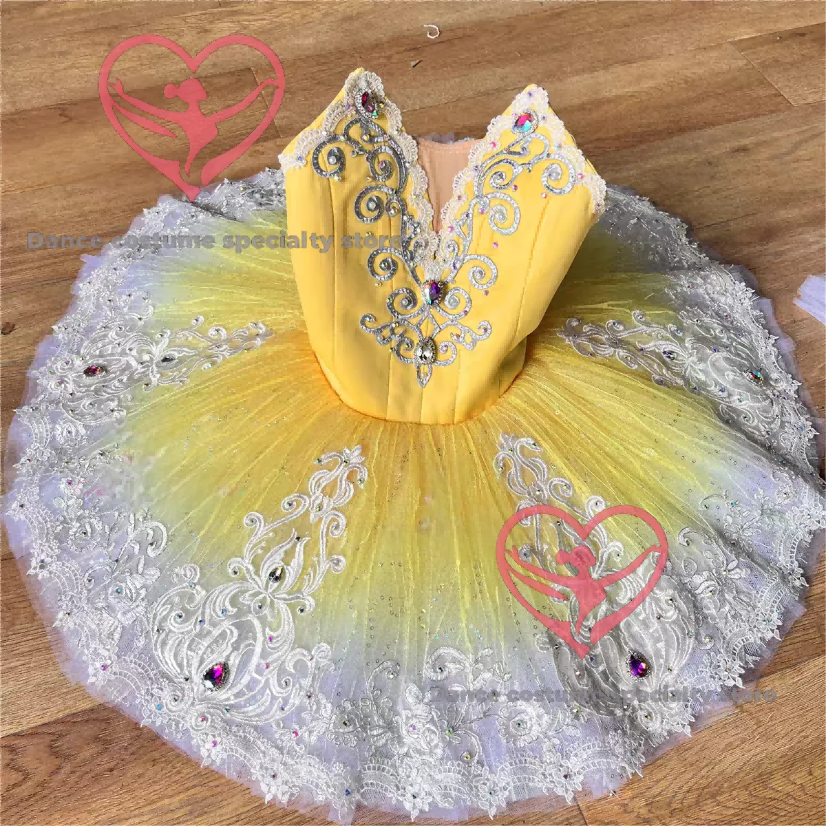 

Желтая и серебряная кружевная балетная пачка с лепестками феи и закатом