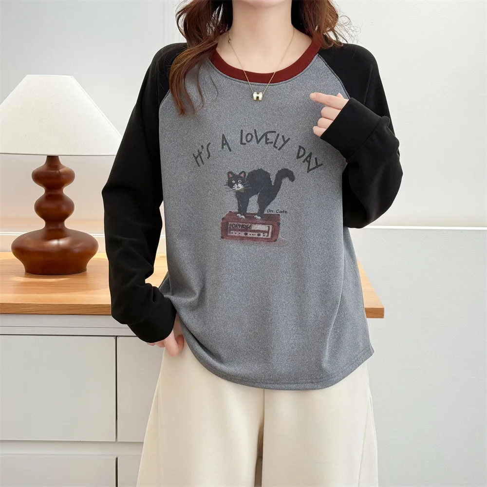 XXXXL موضة حجم كبير تي شيرت نسائي 2025 خريف/شتاء شبابي غير رسمي كتلة الألوان مطبوعة دي المخملية القمم الدافئة 7052