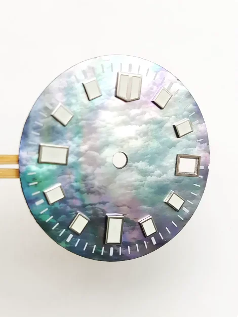 The 28.5mm dial surface is compatible with the Japanese NH35 movement with a flashing green luminous band.