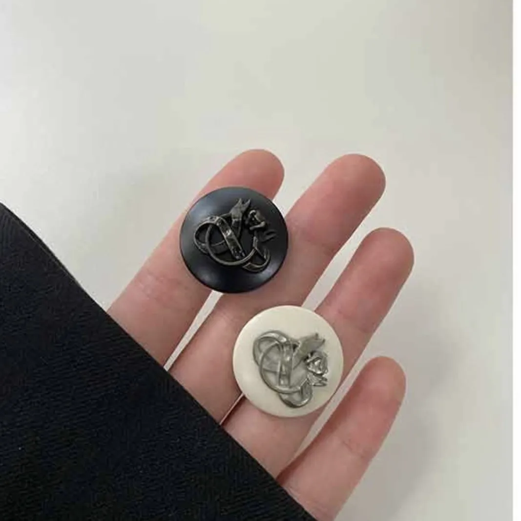Der Knotenpullover: Ein zeitloses Kleidungsstück mit individuellem Stil