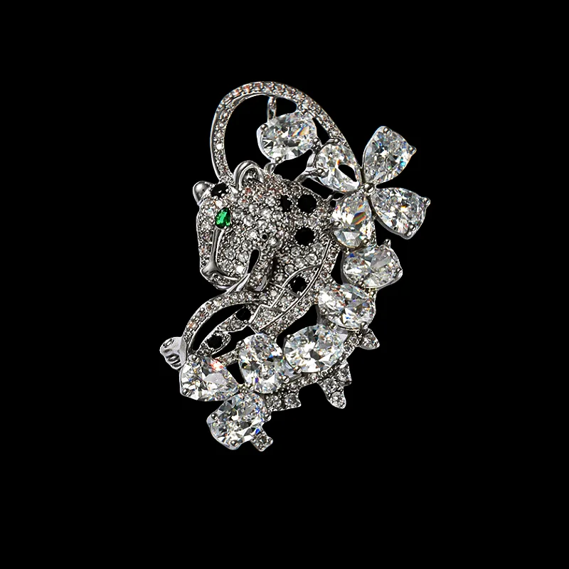 A leopard brooch's luxurious design is revealed by an online celebrity