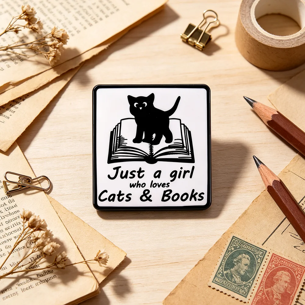 Pin de esmalte 'Just A Girl Who Loves Cats & Books' con diseño de gato negro en un libro abierto, broche para amantes de los libros y mascotas, insignia de solapa, decoración para bolsos y ropa