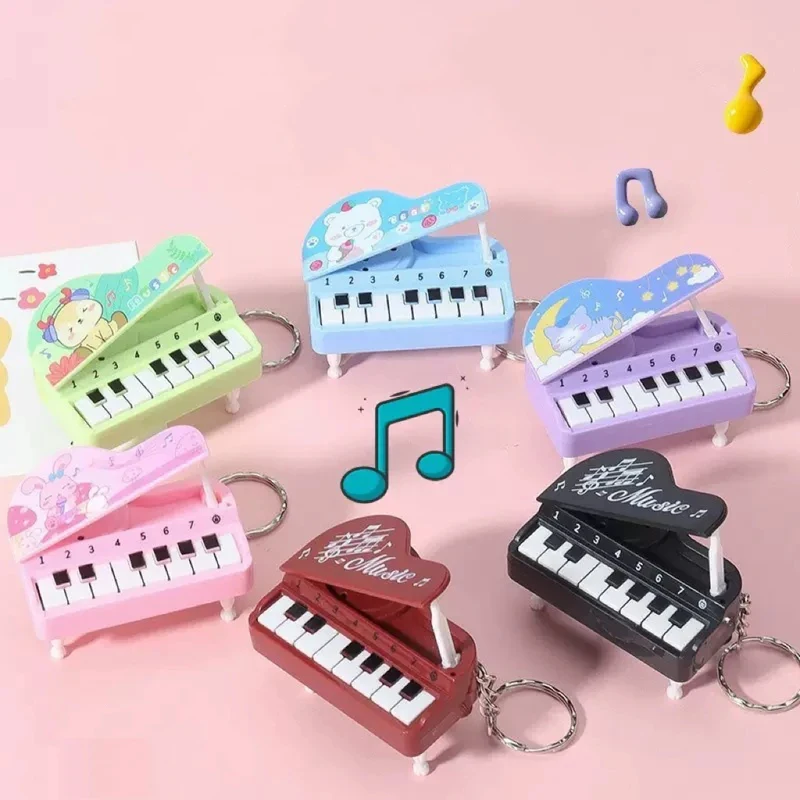 Un porte-clés mignon et miniature en forme de piano de bureau qui sert également de machine de jeu musicale colorée. C'est un jouet éducatif amusant et idéal