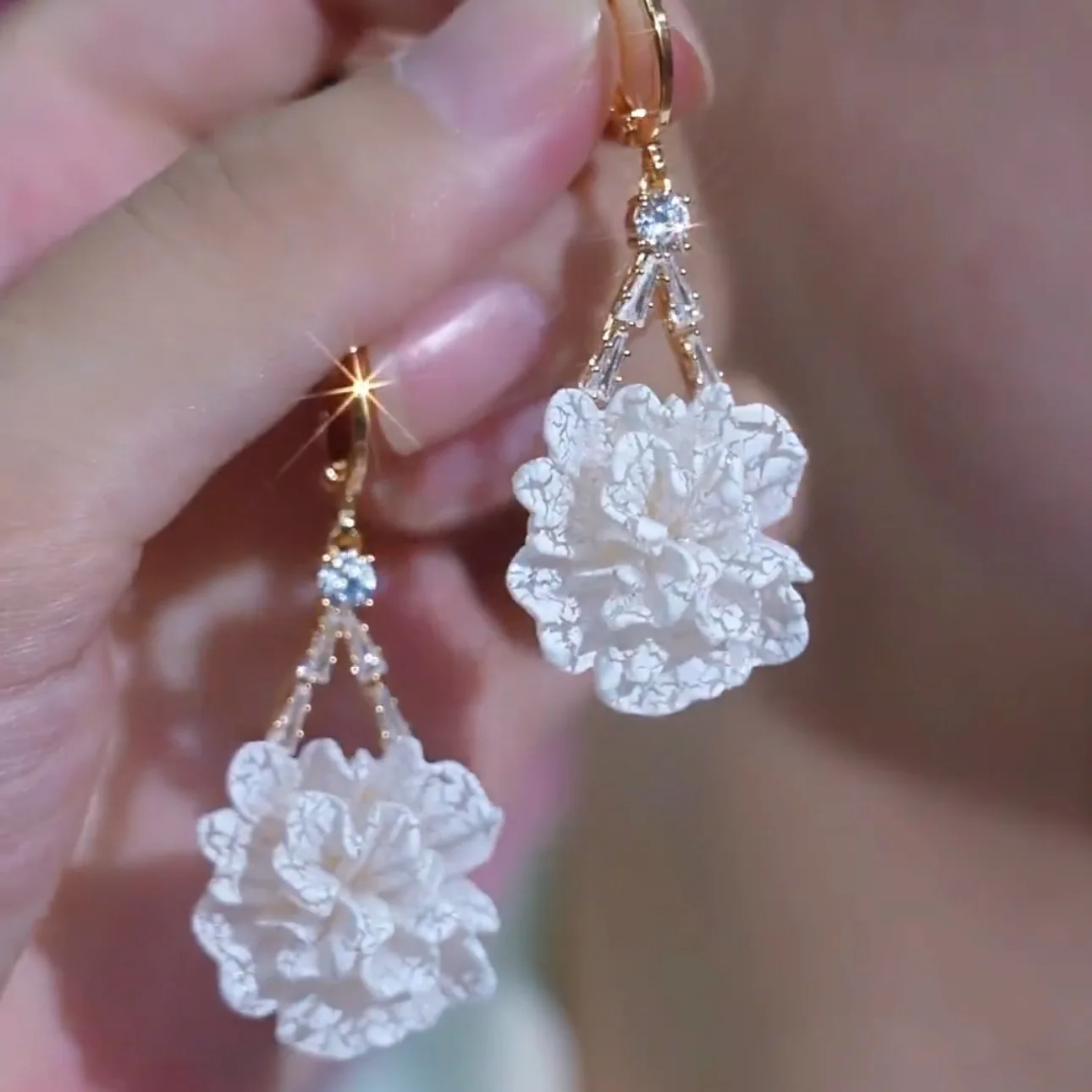 New model Elegance Luxury with a touch of elegance  Subtle design sense Sweet white Flower Stainless steel Eardrop