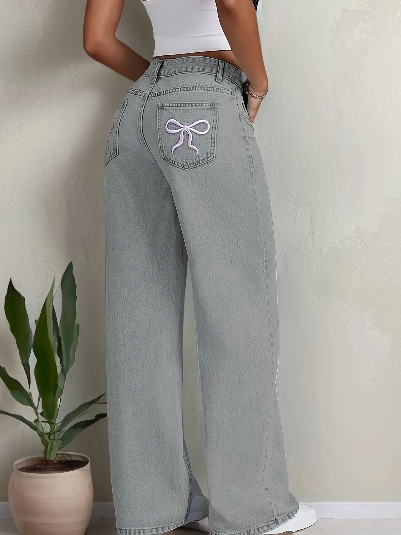 Hellblaue, hoch taillierte, gerade Vintage-Jeans mit Schleifenstickerei