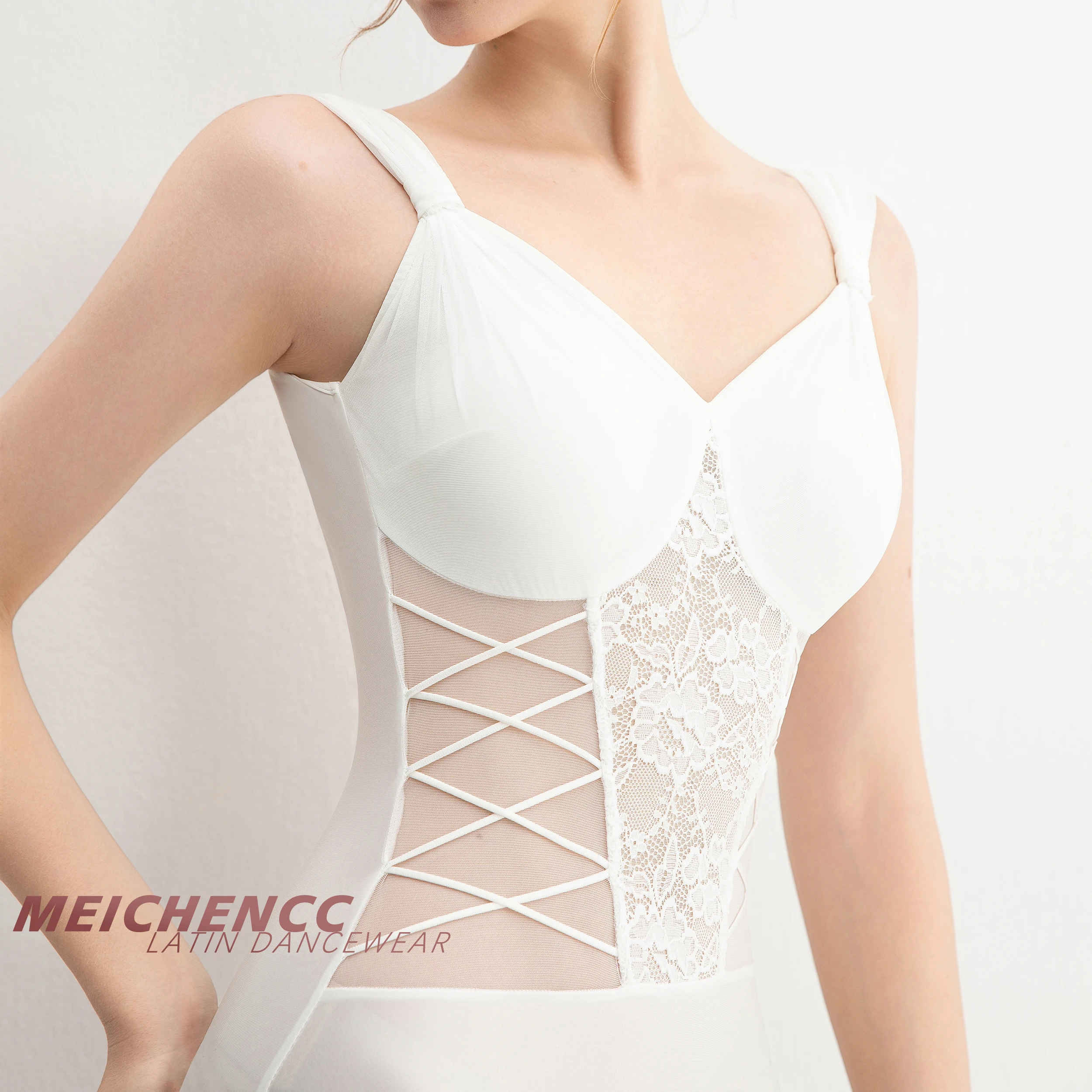 2025 Costume da ballo latino Top in pizzo bianco Gonna irregolare con paillettes Rumba per adulti Abiti da spettacolo di danza Abiti da pratica DNV25071