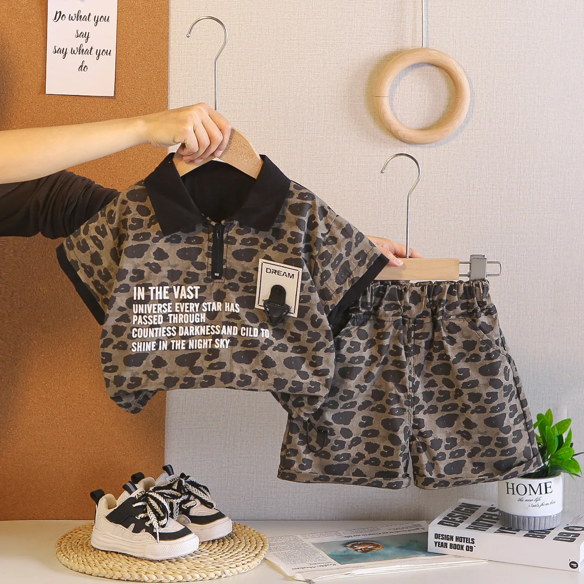 

Летний комплект одежды для мальчиков-малышей 2026: Новинка! Детский костюм из 2 предметов с леопардовым принтом, топ с отложным воротником и шорты, детская одежда