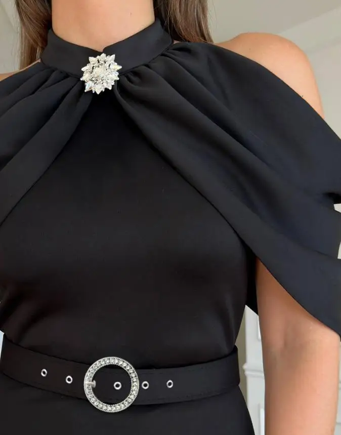 Robe d'été plissée, couleur unie, col rond, épaules dénudées, décoration florale en diamant, ceinture d'épaule serrée aux hanches