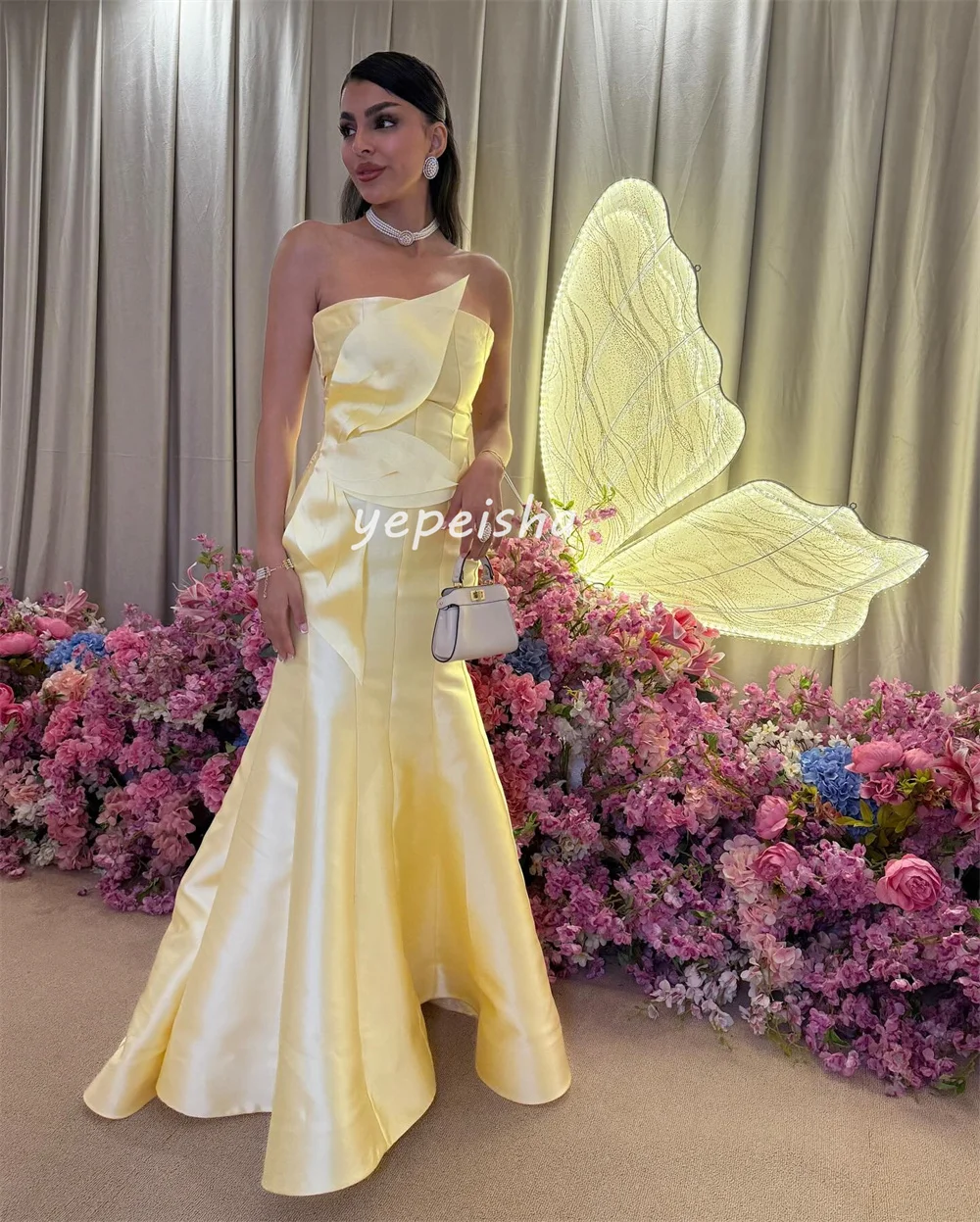 ชุดเดรสยาวทรงเมอร์เมดแบบไร้สาย ดีไซน์ทันสมัย แต่งระบายดอกไม้แฮนด์เมด สไตล์เซ็กซี่  ชุดเดรสสั่งตัดสำหรับโอกาสพิเศษ  งานฝีมือประณีต  สไตล์พาสเทล