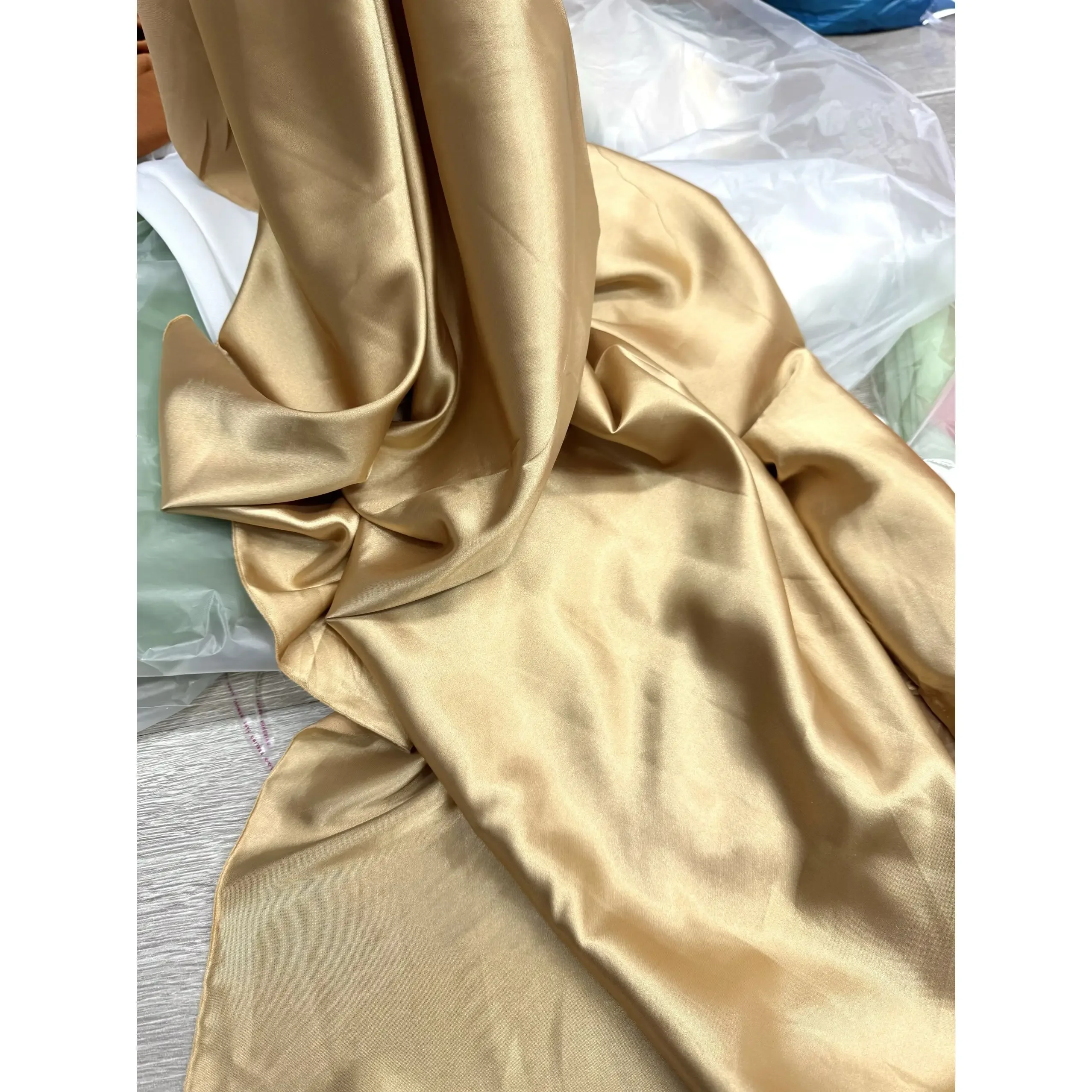 Tessuto di raso super drappeggiato con finitura lucida al tocco ghiacciato liscio per tende per fondale di nozze, decorazioni per soffitti e tessuti per feste