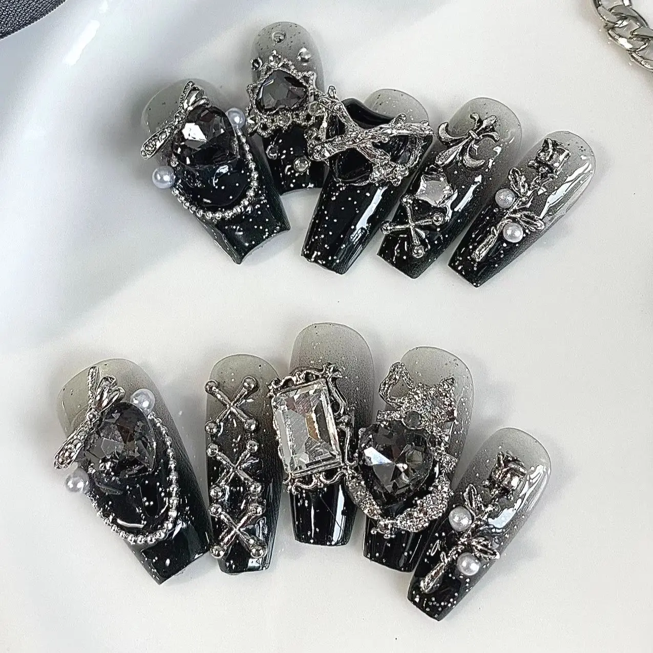 10 Stück herzförmige schwarze Zirkonium-Kreuzdorn-Rosen, extra lange trapezförmige Gothic-Nagelkunst, handgefertigt, geeignet für Halloween, Gothic-Stil, Punk-Lederkleidung, Dark Lolita, Sweet and Dark Dates, Street Fashion und Fotoshootings – Detail 2