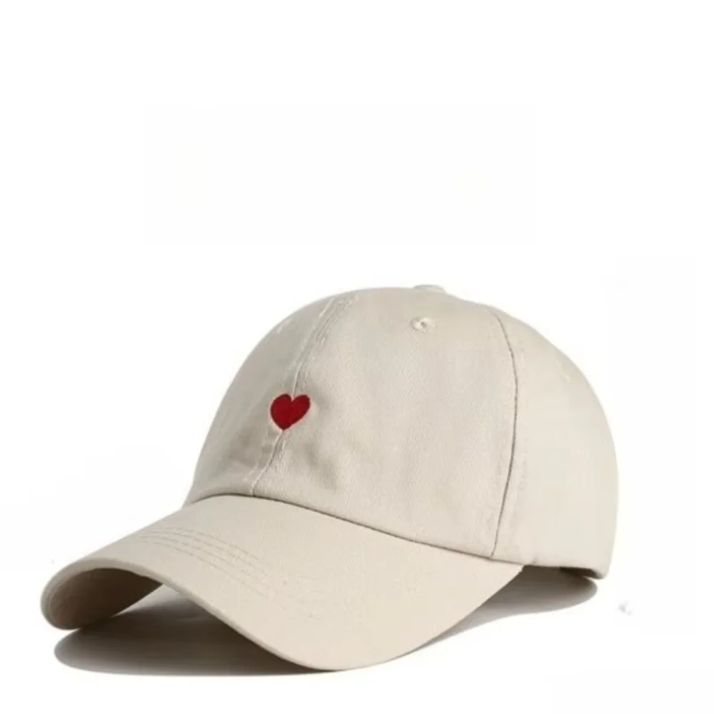 PESENAR Gorra de béisbol beige para el Día de San Valentín con bordado de corazón rojo añade un toque romántico al estilo del Día de San Valentín