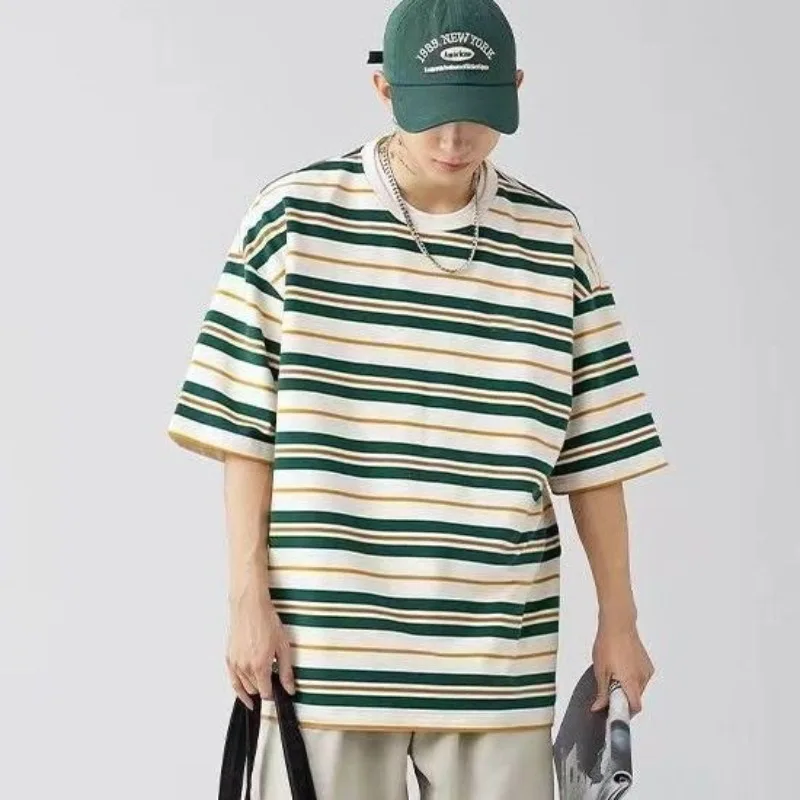 Modne minimalistyczne nowe letnie koszulki męskie wokół szyi w paski z krótkim rękawem luźna moda Harajuku wszechstronne Casual topy sportowe