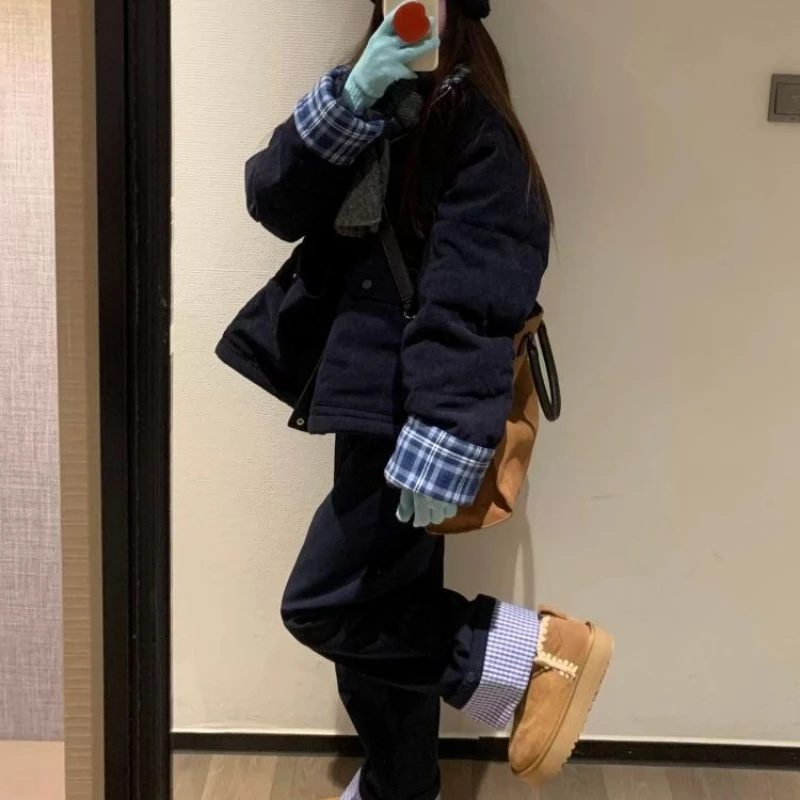 เสื้อแจ็คเก็ตผ้าฝ้ายบุนวมลายสก็อตสีน้ำเงินกรมท่าสไตล์เรโทรสำหรับผู้หญิง ใส่สบายในฤดูหนาว ทรงหลวม ขนาดเล็ก อุ่น
