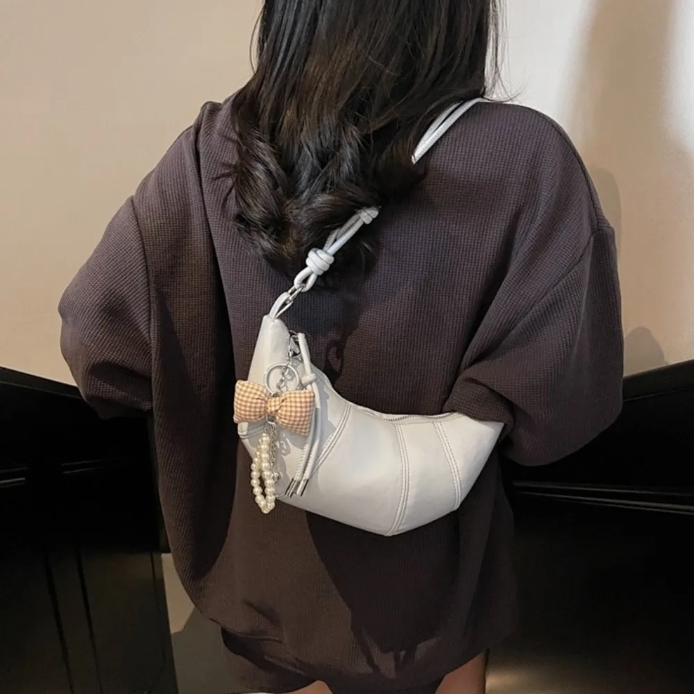 Elegant Croissant กระเป๋าสะพาย Bowknot Pearl จี้สไตล์เกาหลี Underarm Dumpling กระเป๋าหนัง PU สีทึบกระเป๋า Crossbody
