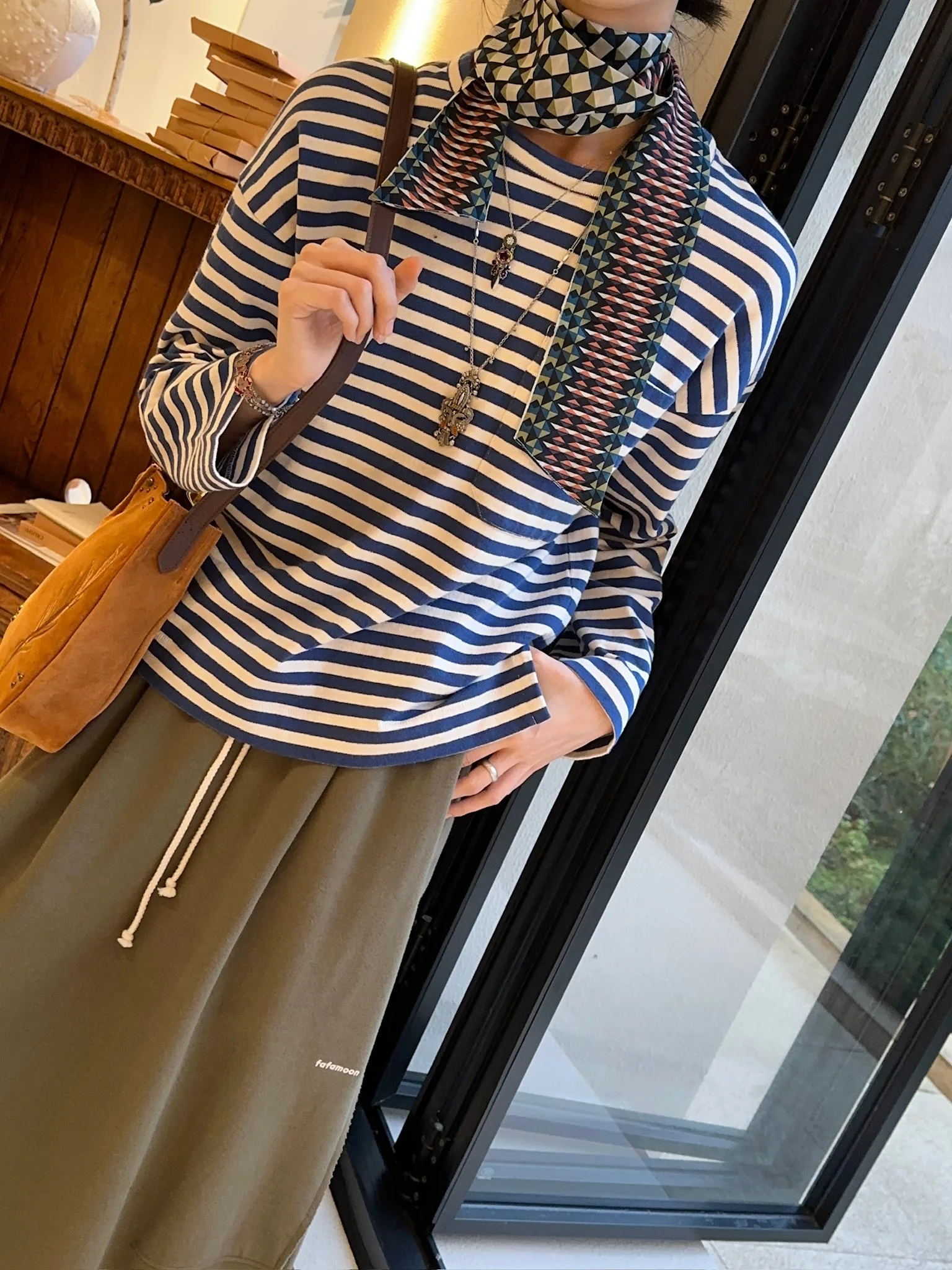 

Casual Cotton Long Sve T-irt with ket Striped Design for Autumn And Winter Men's And Women's Loose Fit Comfortable Tee