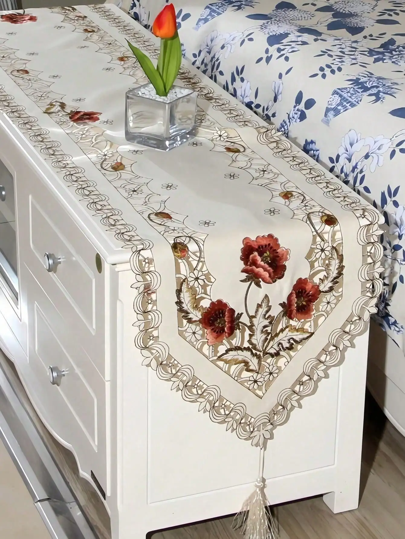 A Floral Embroidered Hollow-Out Table Runner, a Romantic and Free-Spirited Polyester Fiber Embroidered Handcrafted Hollow-Out Table Runner, Suitable for Dining Tables, Coffee Tables, Sideboards, Tv Cabinets, Daily Decoration, Home Use, and Weddings, Festivals, and Parties