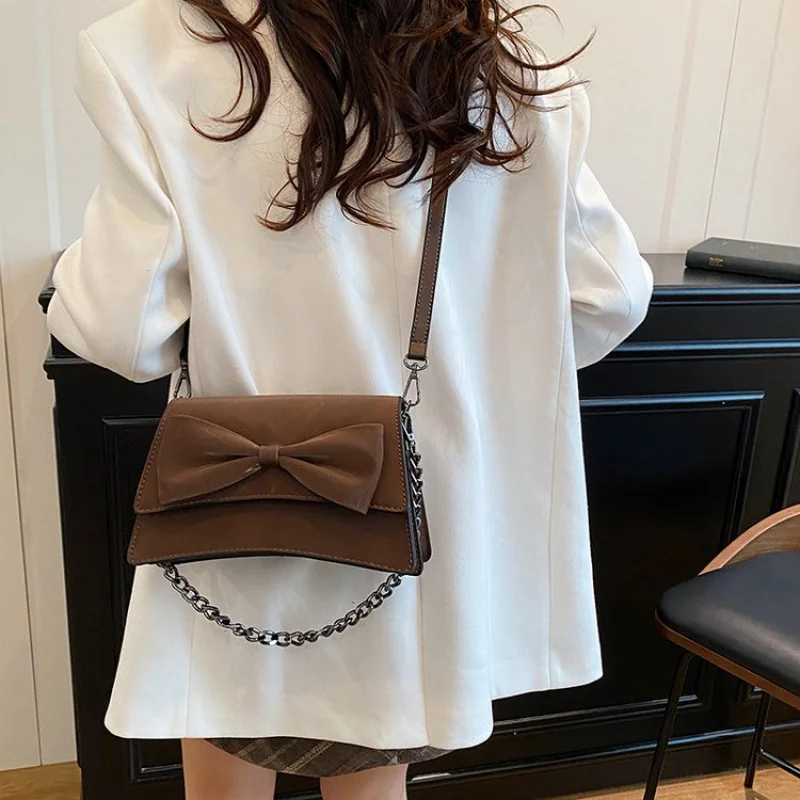 

High-End Women's Crossbody-Bag Made Of Premium Leather Boasting Paris Style And Casual Elegant Vintage Look​