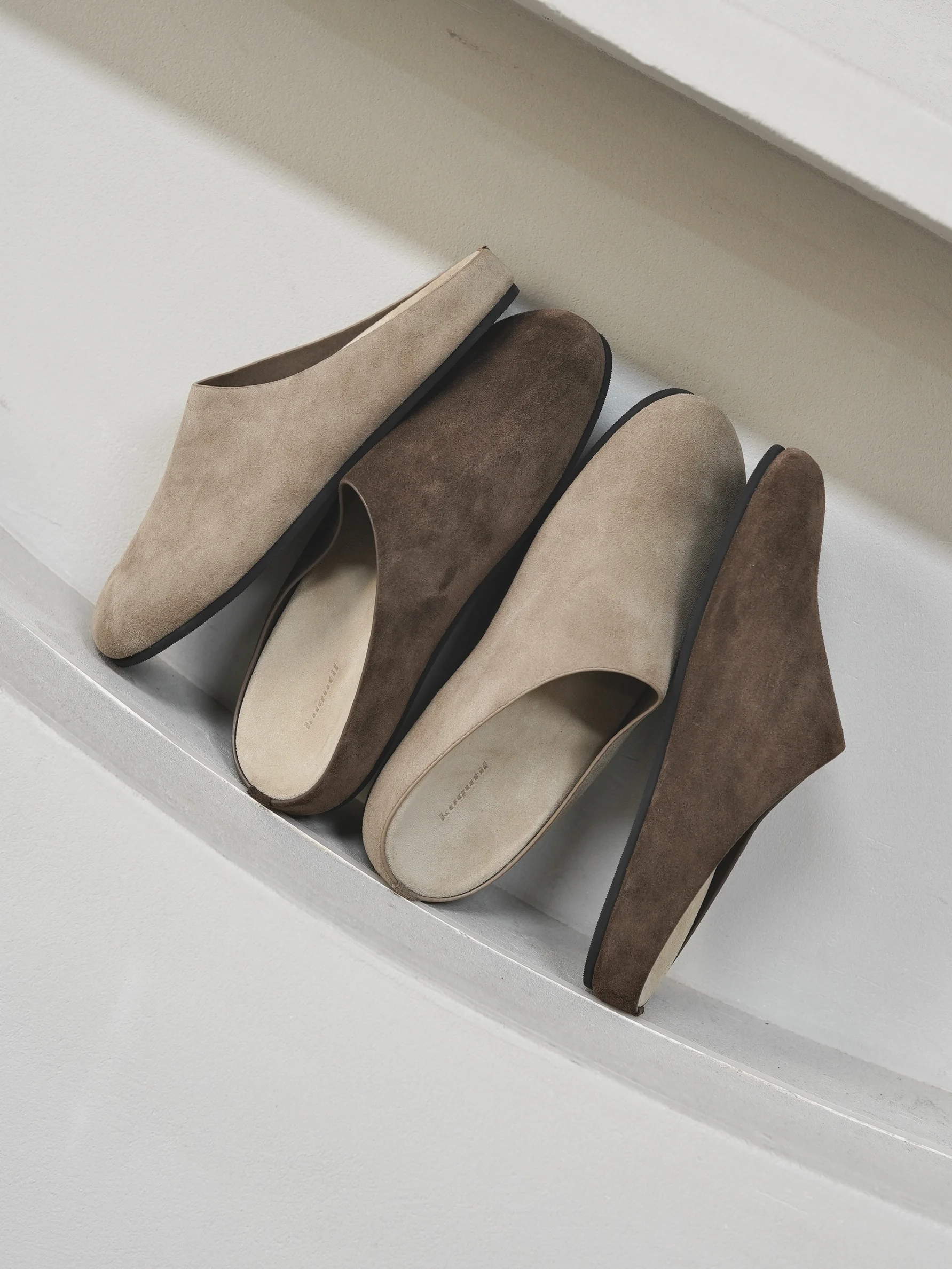 

Комфортные замшевые тапочки-мулы с поддержкой свода стопы, минималистичная домашняя обувь унисекс, домашние шлепанцы на мягкой подкладке для мужчин и женщин, нескользящая подошва