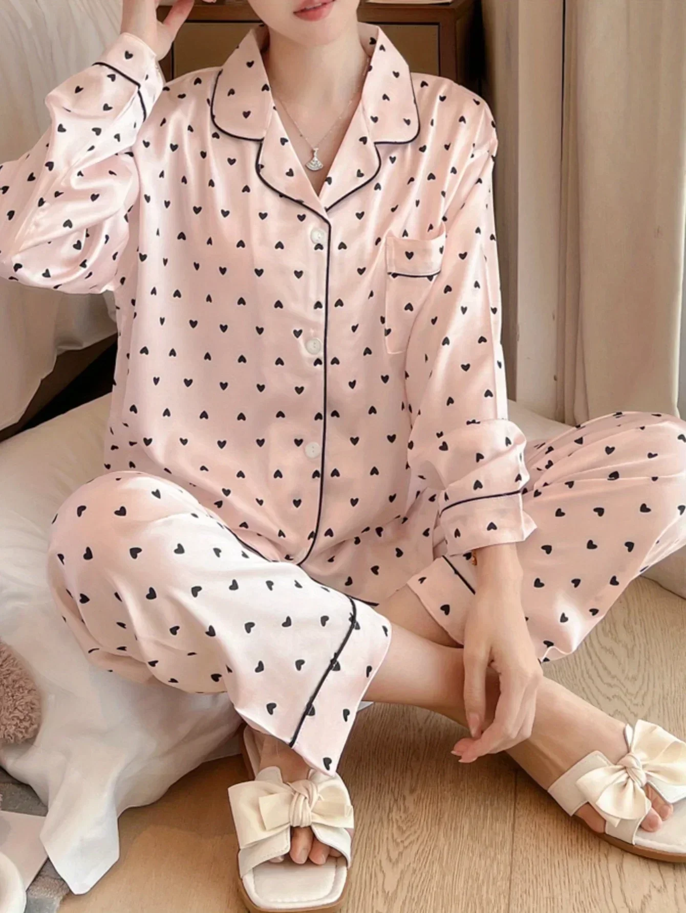 Luxe satijnen damespyjamaset met hartprint, comfortabele en stijlvolle pyjama met V-hals