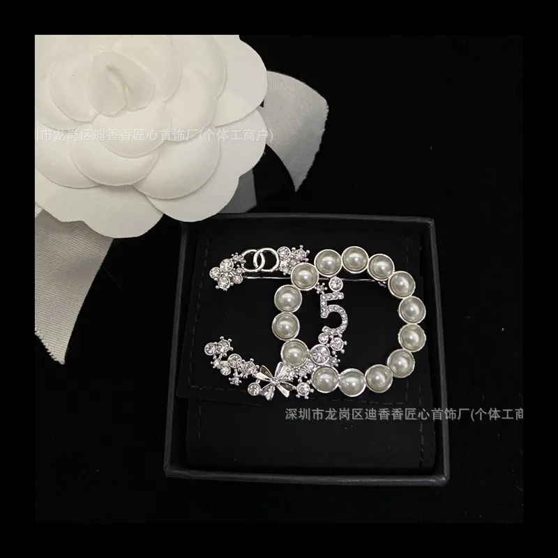 

Grandma's New Pearl Brooch Women's Diamond Double Diamond-encrusted Pin Antique Twist Brooch Headdress