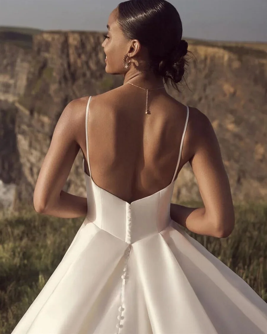 Simple Customize To Measures Notch Neck Wedding Gown with Spaghetti Straps Satin Breathtaking Robe De Mariee