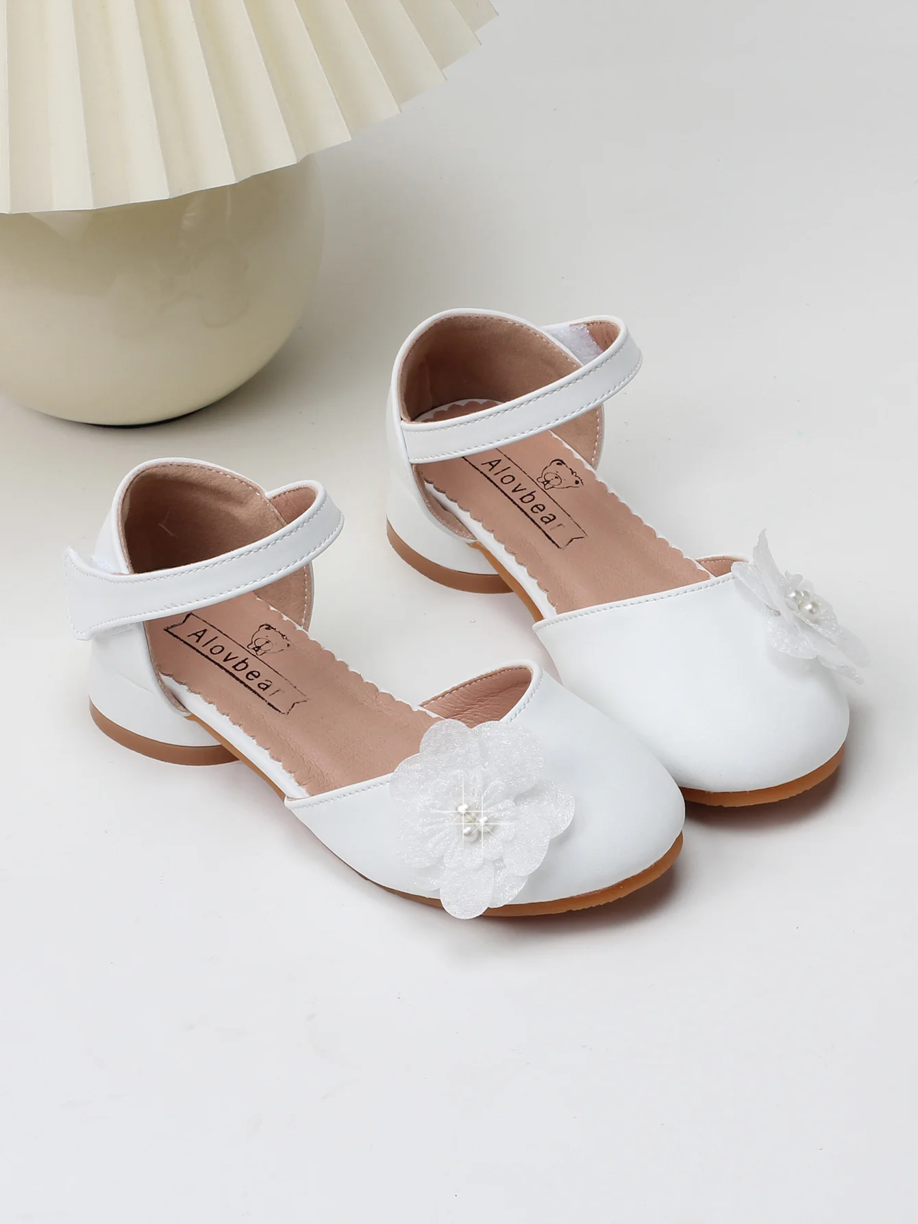 White girl flat shoes summer new comfortable and non slip children\'s princess shoes flower decorated little girl hollow sandals