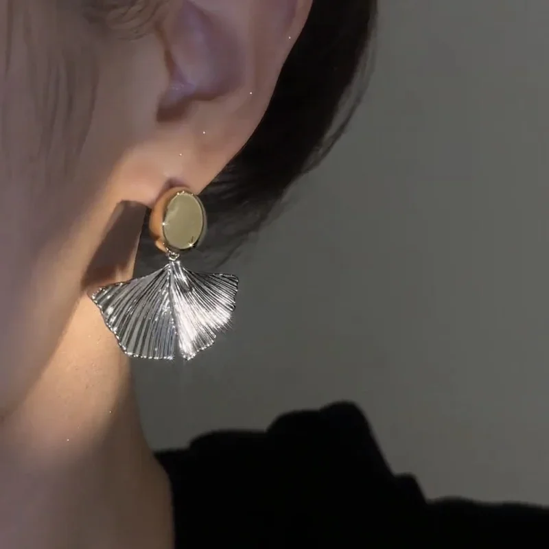 Vintage Silver Color Metal Big Plant Ginkgo Leaf Earrings for Women Fashion Fan-Shaped Stud Earring Jewelry Gift Wholesale
