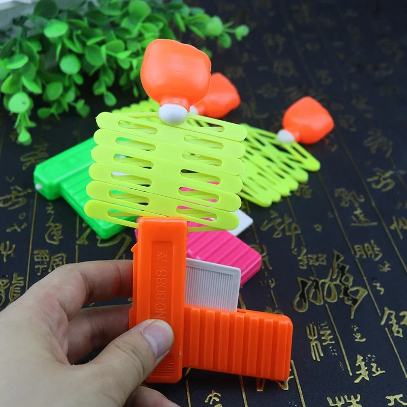 Speelgoed Vuistgeweer Kinderplezier Nieuwigheid Klaslokaal Onderwijs Grappig Vingerlezen Rekwisieten Nostalgische jeugdherinneringen Klassiek speelgoed