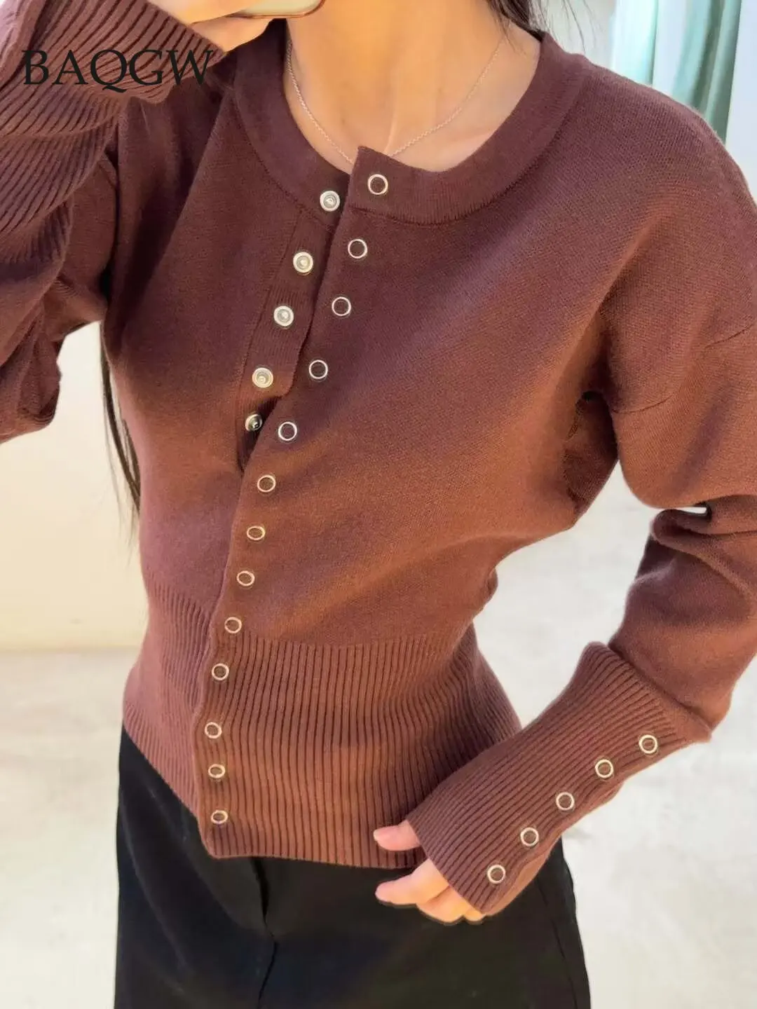 

Коричневый ребристый вязаный свитер для женщин с круглым вырезом и длинными рукавами, приталенный верх, одежда, новые трикотажные изделия, осень, белый, зима, черный, синий
