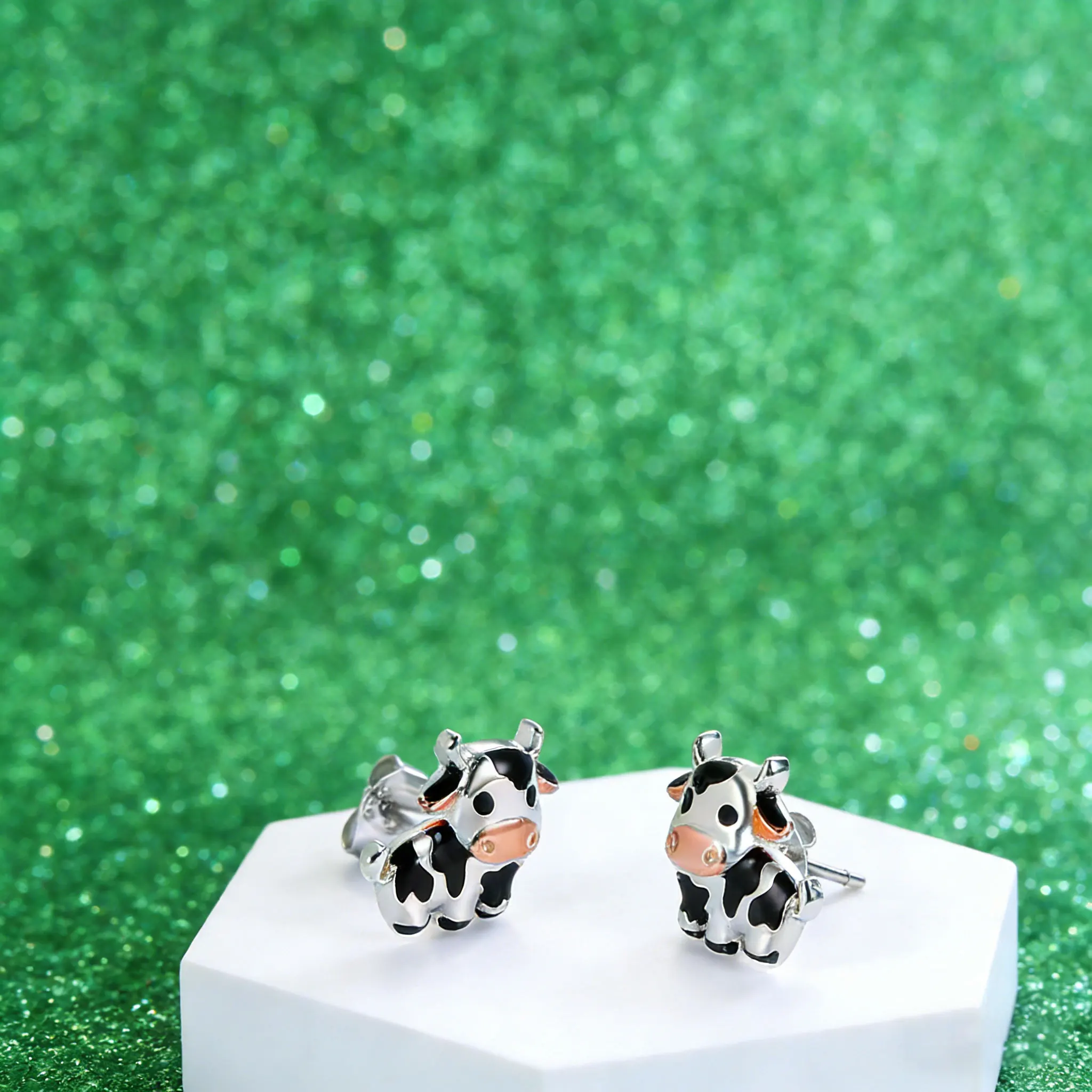 

Minimalist Cow Stud Earrings 1Pc Cute Animal Jewelry Expressive Eyes Nose for Teens