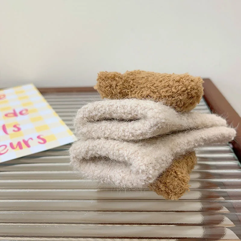 ถุงมือเด็กน่ารักลายหมี ถุงมือไหมพรมหนานุ่มสำหรับเด็ก ถุงมือถักสำหรับเด็กอนุบาล อุปกรณ์กันหนาวสำหรับเด็กอายุ 1-3 ปี ถุงมือห้านิ้วสำหรับเด็ก