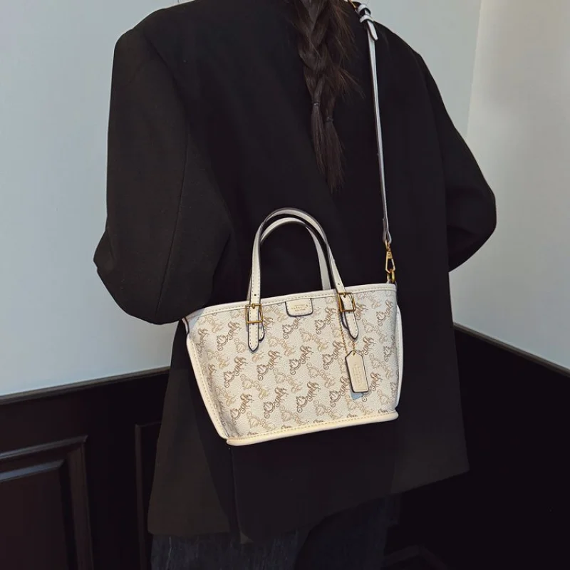 

Женский клатч на запястье с отделениями для карт, материал из искусственной кожи, компактный дизайн, идеально подходит для вечерних прогулок и покупок