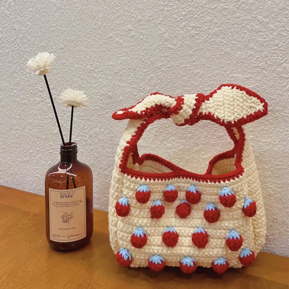 مادة حقيبة الفراولة المصنوعة يدويًا، غزل منسوج، مادة خطاف كروشيه، هدية محلية الصنع، فيونكة، حقيبة يد، لطيفة