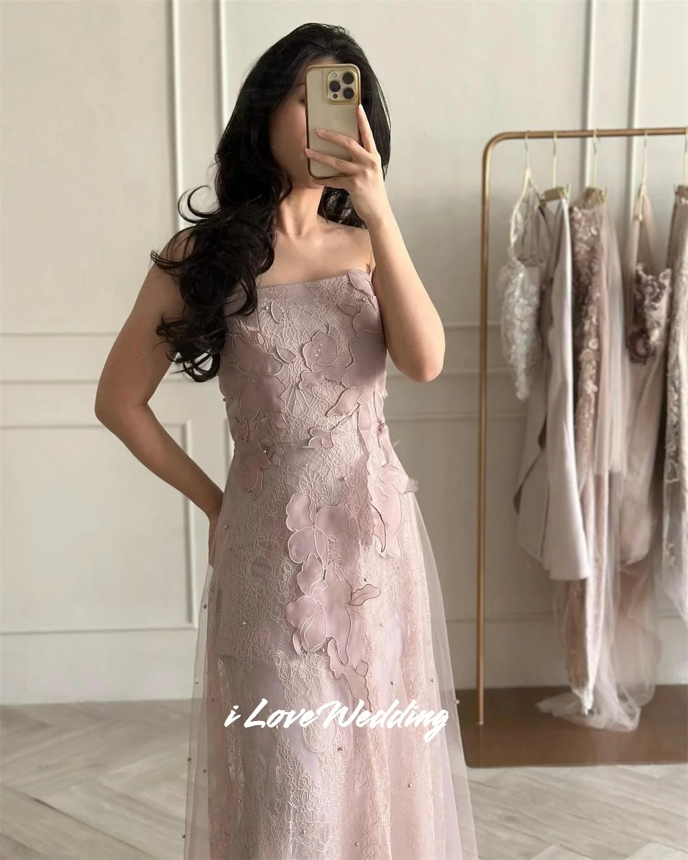 ชุดราตรีสีม่วงแบบสายเดี่ยวประดับลูกไม้ทรงเอไลน์ผ้าทูลล์แขนกุดสำหรับงานแต่งงานและงานเลี้ยง ความยาวระดับข้อเท้า จับจีบ สามารถสั่งตัดได้