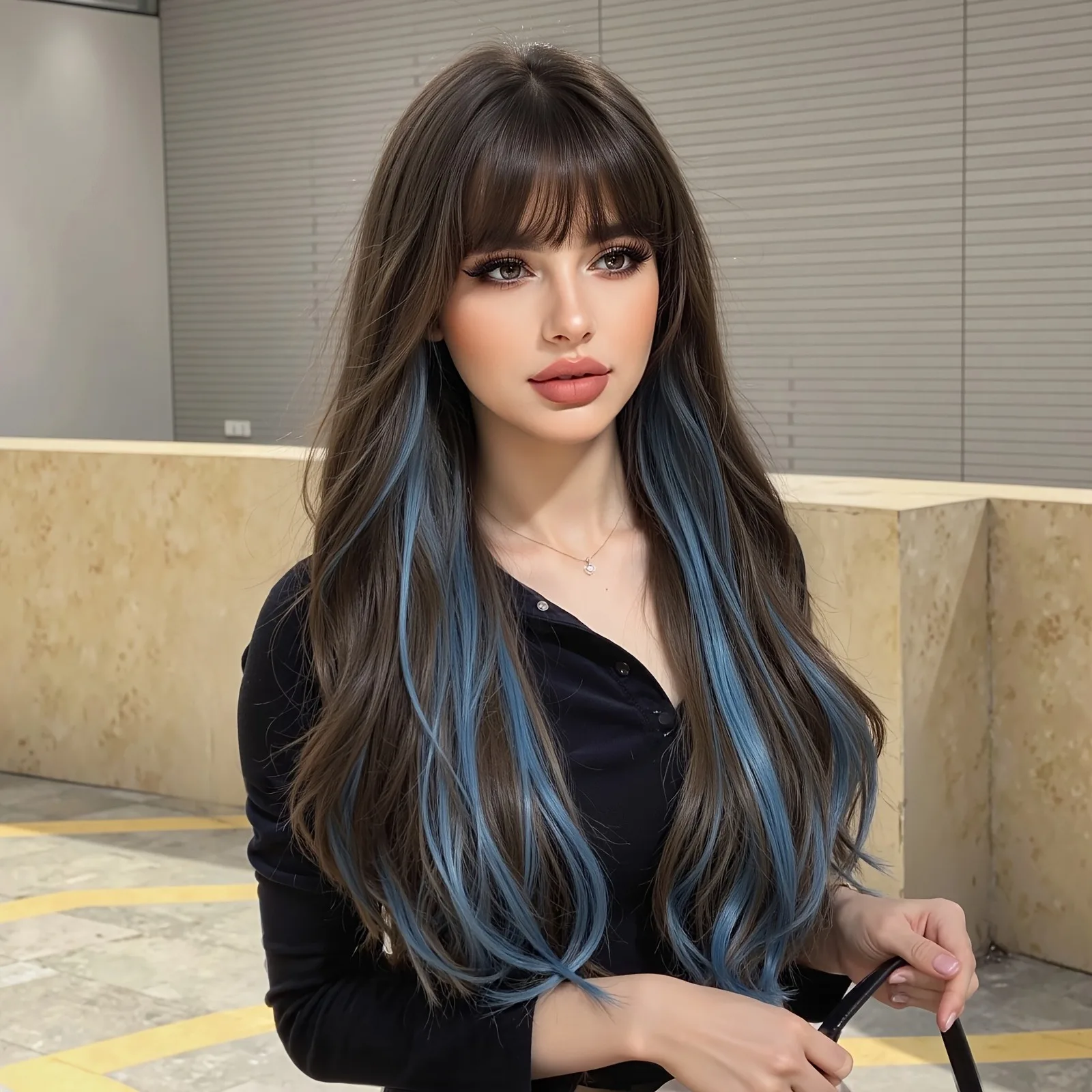 باروكة صناعية مجعدة ومستقيمة بطول 60.96 سم للنساء - بني طبيعي مع خصلات زرقاء مثالية لحفلات الهالوين #1